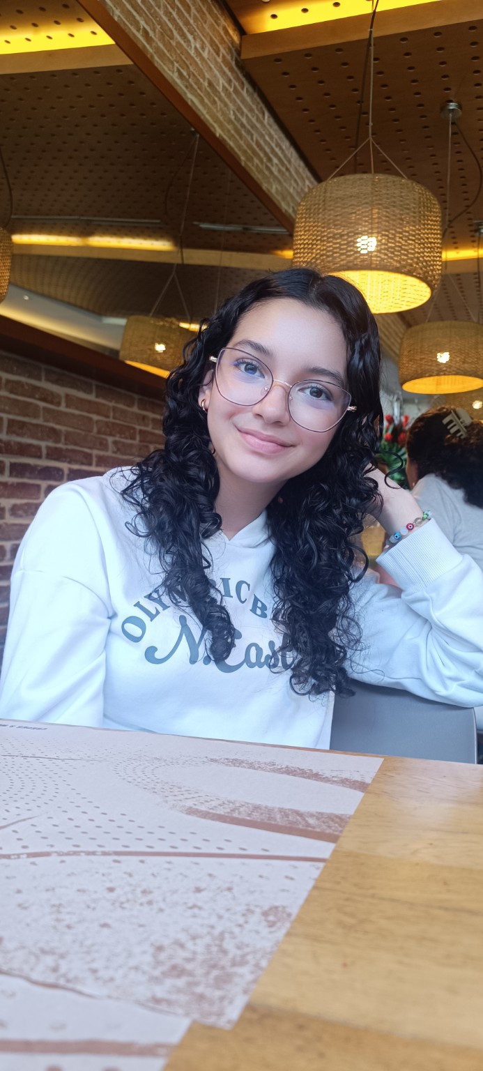 Mariana sonriendo