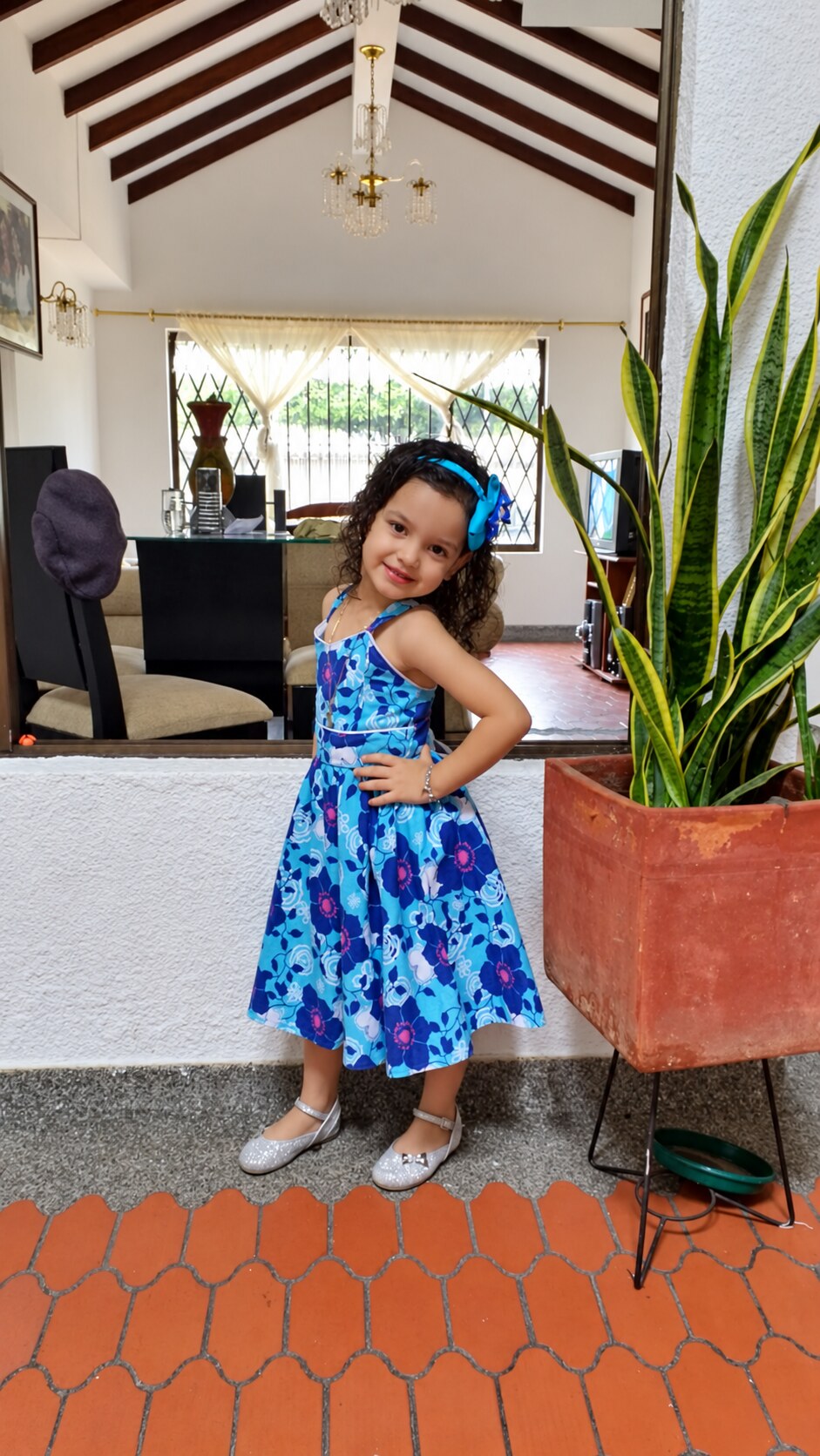 Mariana con vestido azul