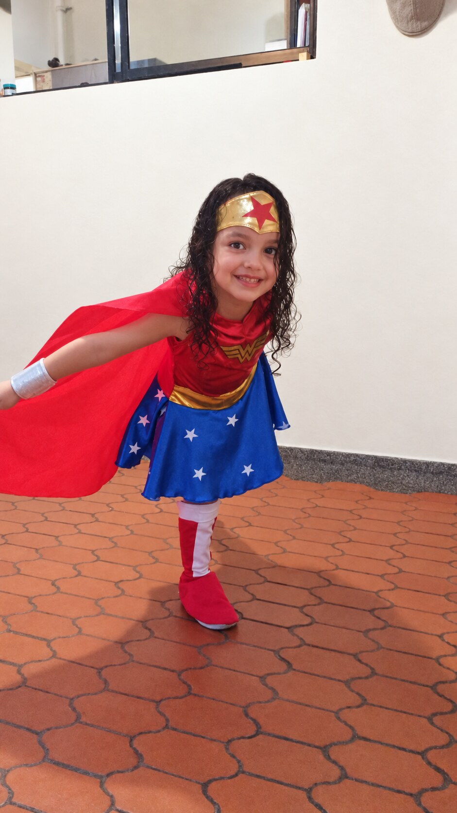 Mariana vestida de Mujer Maravilla