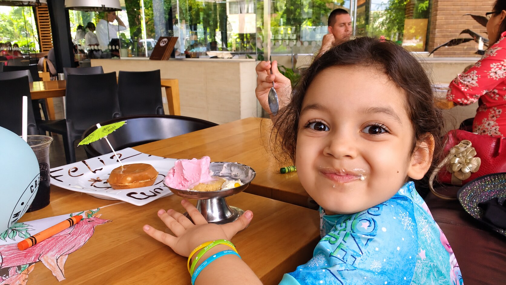 Mariana disfrutando un postre